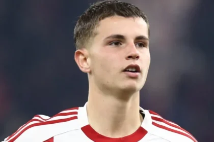 Η Παρί Σεν Ζερμέν βάζει στο στόχαστρο τον Μουζακίτη