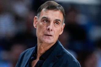 Ο Γιώργος Μπαρτζώκας στον πάγκο του Ολυμπιακού