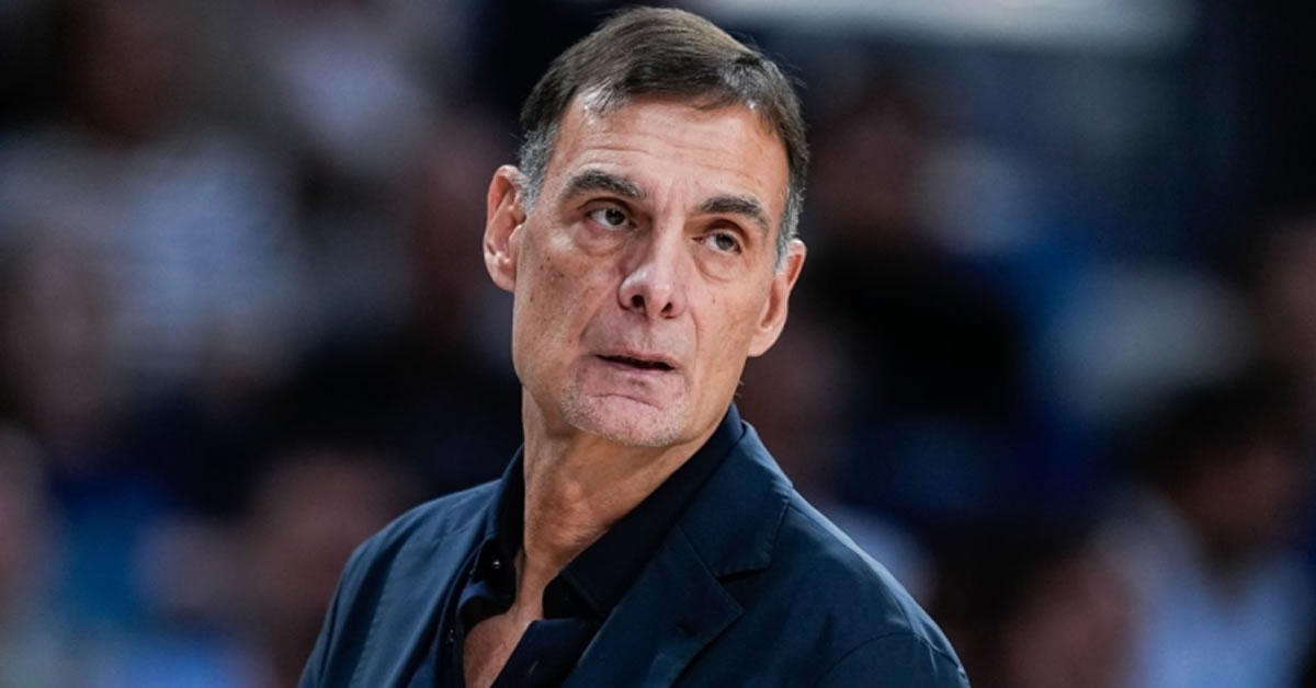 Ο Γιώργος Μπαρτζώκας στον πάγκο του Ολυμπιακού