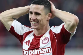 Ο Ντάνιελ Ποντένσε του Ολυμπιακού πιάνει το κεφάλι του εμφανώς προβληματισμένος κατά τη διάρκεια αγώνα.