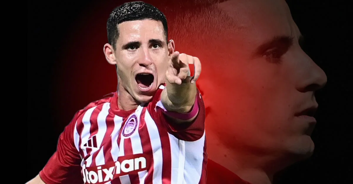 Ο Ντάνιελ Ποντένσε με τη φανέλα του Ολυμπιακού σε αγωνιστική δράση στον αγωνιστικό χώρο