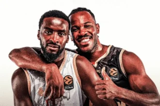 Ο Άλφα Ντιαλό και ο Τζαρόν Μπλοσομγκέιμ χαμογελαστοί, με τη φανέλα της Μονακό.