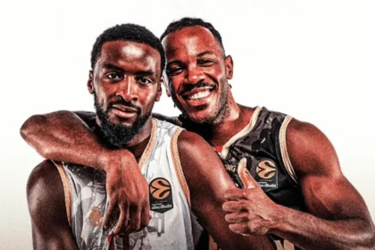 Ο Άλφα Ντιαλό και ο Τζαρόν Μπλοσομγκέιμ χαμογελαστοί, με τη φανέλα της Μονακό.