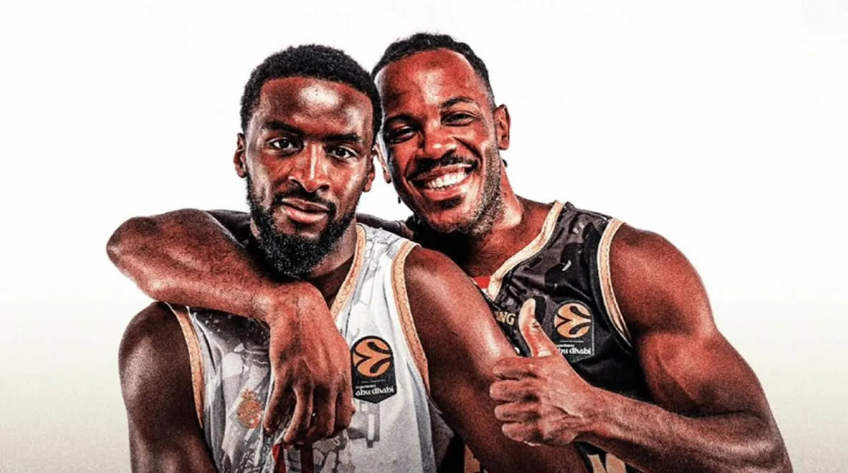 Ο Άλφα Ντιαλό και ο Τζαρόν Μπλοσομγκέιμ χαμογελαστοί, με τη φανέλα της Μονακό.