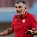 ο προπονητής του Ολυμπιακου Χοσε Λουις Μεντιλιμπαρ δίνει οδηγίες στον αγώνα με τον ΟΦΗ - Χοσέ Λουίς Μεντιλίμπαρ