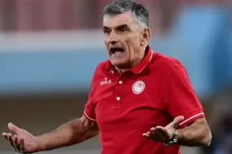 ο προπονητής του Ολυμπιακου Χοσε Λουις Μεντιλιμπαρ δίνει οδηγίες στον αγώνα με τον ΟΦΗ - Χοσέ Λουίς Μεντιλίμπαρ