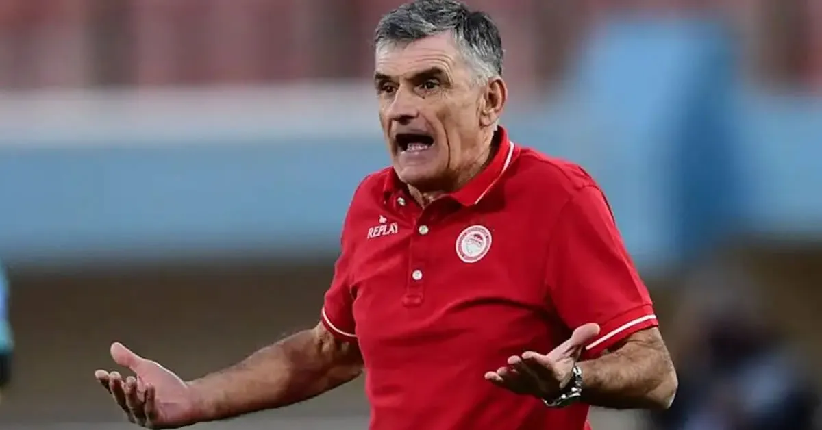 ο προπονητής του Ολυμπιακου Χοσε Λουις Μεντιλιμπαρ δίνει οδηγίες στον αγώνα με τον ΟΦΗ - Χοσέ Λουίς Μεντιλίμπαρ