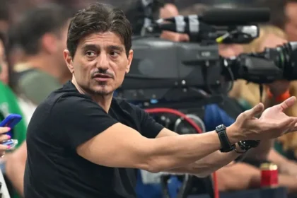 ιδιοκτήτης της ΚΑΕ Παναθηναϊκός, Δημήτρης Γιαννακόπουλος, παρακολουθεί με ένταση την αναμέτρηση της ομάδας του