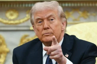 Ο πρόεδρος των ΗΠΑ Ντόναλντ Τραμπ δείχνει με το δάχτυλο στην κάμερα κάνοντας δηλώσεις.