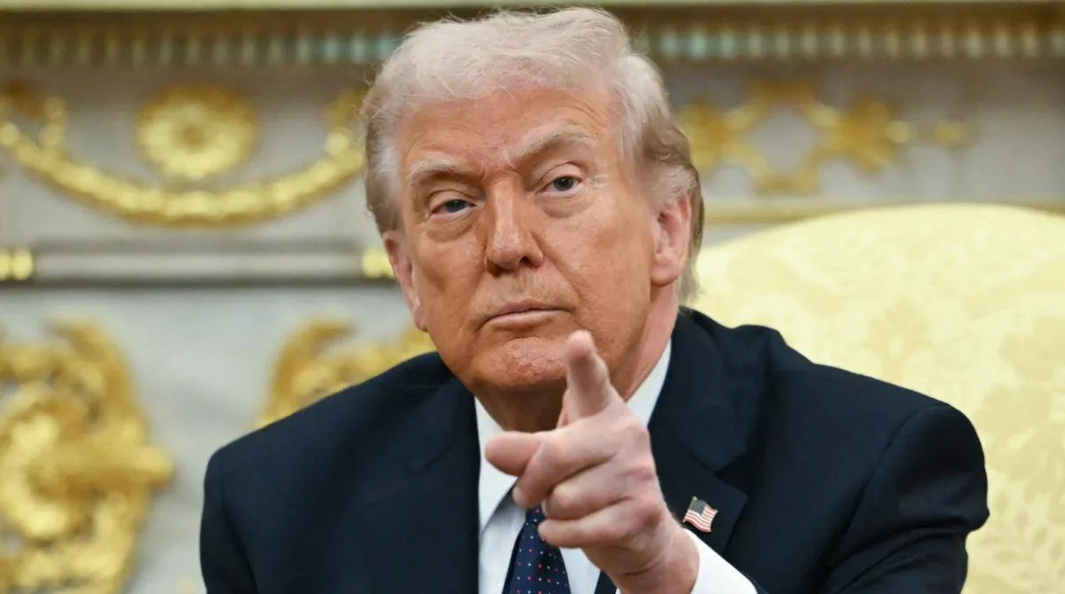 Ο πρόεδρος των ΗΠΑ Ντόναλντ Τραμπ δείχνει με το δάχτυλο στην κάμερα κάνοντας δηλώσεις.