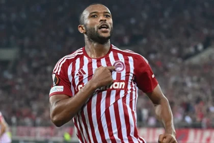 Ο επιθετικός του Ολυμπιακού Αγιούμπ Ελ Κααμπί πανηγυρίζει ενόψει του ντέρμπι με τον ΠΑΟΚ