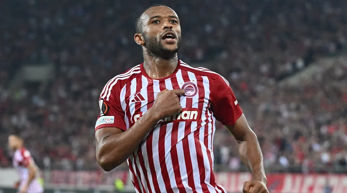 Ο επιθετικός του Ολυμπιακού Αγιούμπ Ελ Κααμπί πανηγυρίζει ενόψει του ντέρμπι με τον ΠΑΟΚ