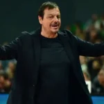 Ο Εργκίν Αταμάν διαμαρτύρεται ξανά κατά τη διάρκεια του ντέρμπι του Παναθηναϊκού απέναντι στον Ολυμπιακό.