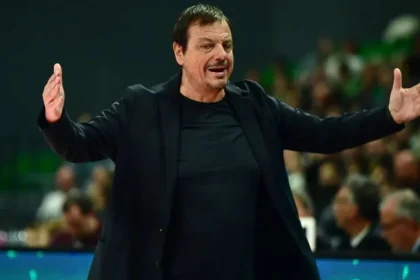 Ο Εργκίν Αταμάν διαμαρτύρεται ξανά κατά τη διάρκεια του ντέρμπι του Παναθηναϊκού απέναντι στον Ολυμπιακό.