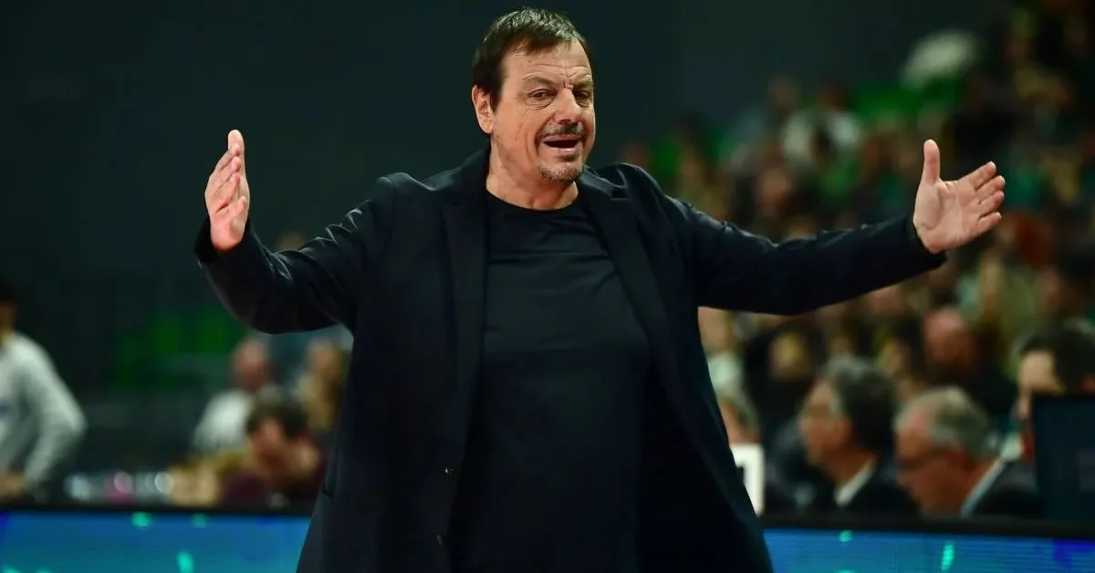 Ο Εργκίν Αταμάν διαμαρτύρεται ξανά κατά τη διάρκεια του ντέρμπι του Παναθηναϊκού απέναντι στον Ολυμπιακό.