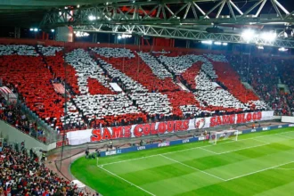 Εντυπωσιακή χορογραφία στις κερκίδες σταδίου με το μήνυμα "Same Colours Same Blood", σε αγώνα μεταξύ Ολυμπιακού και Ερυθρού Αστέρα