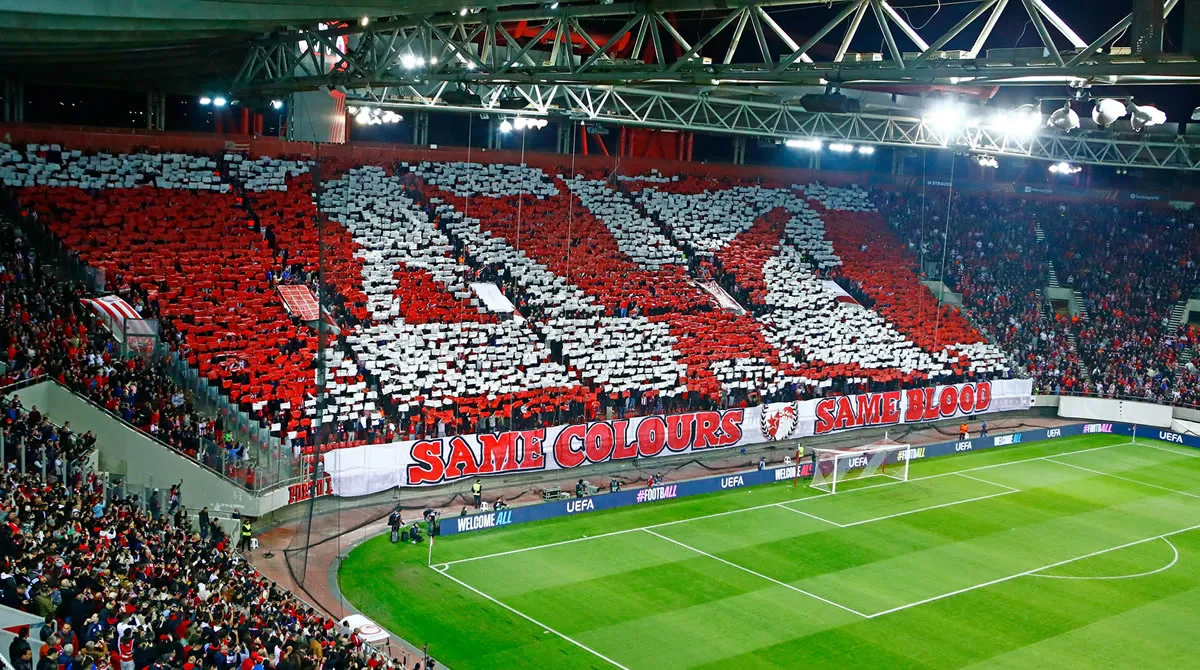 Εντυπωσιακή χορογραφία στις κερκίδες σταδίου με το μήνυμα "Same Colours Same Blood", σε αγώνα μεταξύ Ολυμπιακού και Ερυθρού Αστέρα