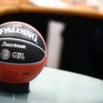 Η επίσημη μπάλα της Stoiximan GBL πάνω σε τραπέζι, σύμβολο των νέων αποφάσεων του ΕΣΑΚΕ για το πρωτάθλημα