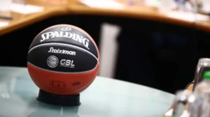 Η επίσημη μπάλα της Stoiximan GBL πάνω σε τραπέζι, σύμβολο των νέων αποφάσεων του ΕΣΑΚΕ για το πρωτάθλημα