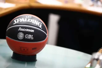 Η επίσημη μπάλα της Stoiximan GBL πάνω σε τραπέζι, σύμβολο των νέων αποφάσεων του ΕΣΑΚΕ για το πρωτάθλημα