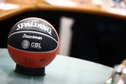 Η επίσημη μπάλα της Stoiximan GBL πάνω σε τραπέζι, σύμβολο των νέων αποφάσεων του ΕΣΑΚΕ για το πρωτάθλημα