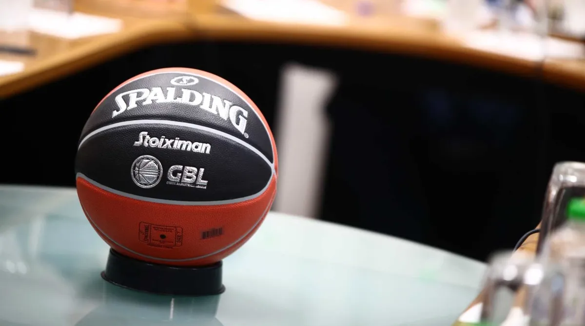 Η επίσημη μπάλα της Stoiximan GBL πάνω σε τραπέζι, σύμβολο των νέων αποφάσεων του ΕΣΑΚΕ για το πρωτάθλημα