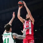 Ο Άλεκ Πίτερς του Ολυμπιακού σουτάρει μπροστά από τον Χουάντσο Ερνανγκόμεθ του Παναθηναϊκού σε ντέρμπι της EuroLeague