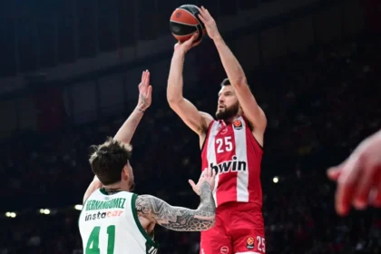 Ο Άλεκ Πίτερς του Ολυμπιακού σουτάρει μπροστά από τον Χουάντσο Ερνανγκόμεθ του Παναθηναϊκού σε ντέρμπι της EuroLeague