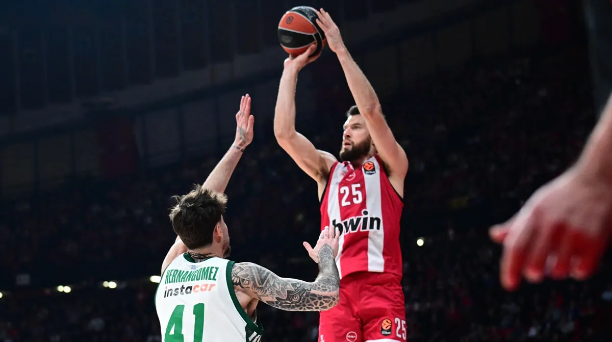 Ο Άλεκ Πίτερς του Ολυμπιακού σουτάρει μπροστά από τον Χουάντσο Ερνανγκόμεθ του Παναθηναϊκού σε ντέρμπι της EuroLeague