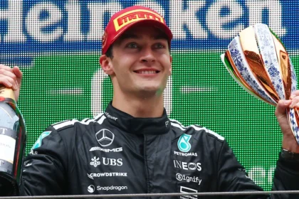 Τζορτζ Ράσελ στο podium του Κινεζικού GP ( Τζορτζ Ρασελ)