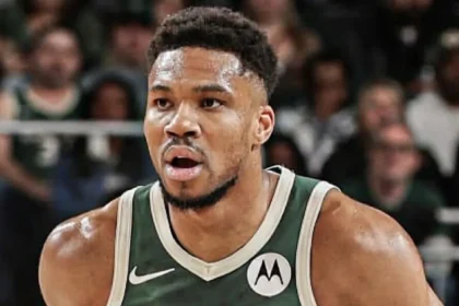 Ο Γιάννης Αντετοκούνμπο με τη φανέλα των Μιλγουόκι Μπακς κατά τη διάρκεια του αγώνα του NBA με τους Γιούτα Τζαζ