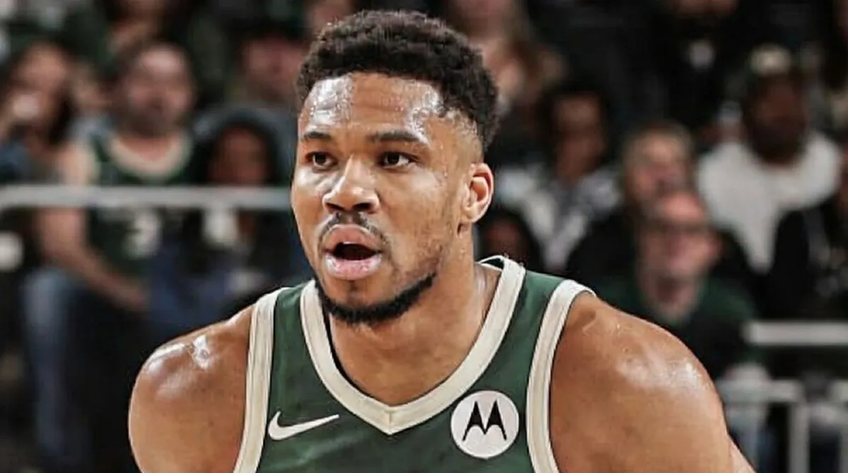 Ο Γιάννης Αντετοκούνμπο με τη φανέλα των Μιλγουόκι Μπακς κατά τη διάρκεια του αγώνα του NBA με τους Γιούτα Τζαζ