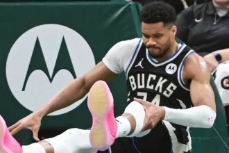 Ο Γιάννης Αντετοκούνμπο στο παρκέ μετά τον νέο τραυματισμό του