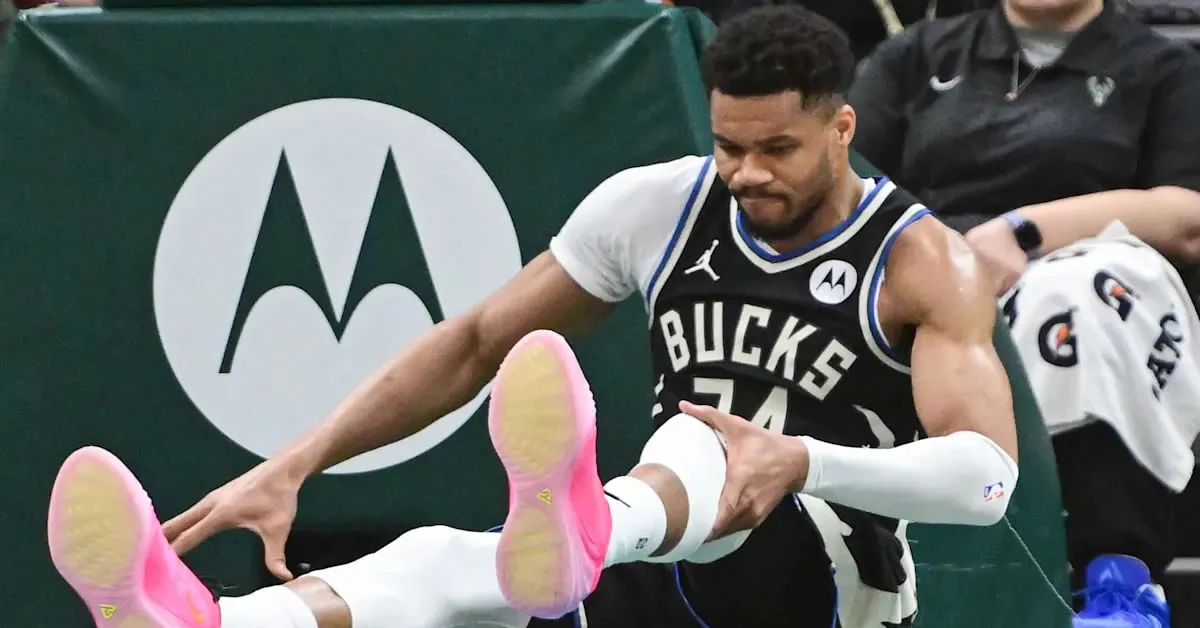 Ο Γιάννης Αντετοκούνμπο στο παρκέ μετά τον νέο τραυματισμό του