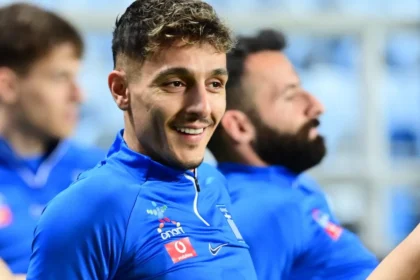 Ο Δημήτρης Γιαννούλης χαμογελαστός κατά τη διάρκεια προπόνησης με την Εθνική Ελλάδας