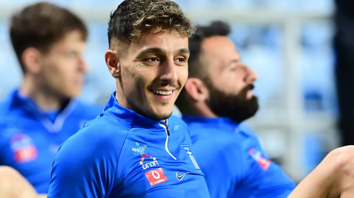 Ο Δημήτρης Γιαννούλης χαμογελαστός κατά τη διάρκεια προπόνησης με την Εθνική Ελλάδας