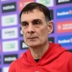 Ο Γιωργος Μπαρτζωκας μιλάει στους δημοσιογράφους κατά τη διάρκεια της media day του Ολυμπιακού