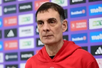 Ο Γιωργος Μπαρτζωκας μιλάει στους δημοσιογράφους κατά τη διάρκεια της media day του Ολυμπιακού