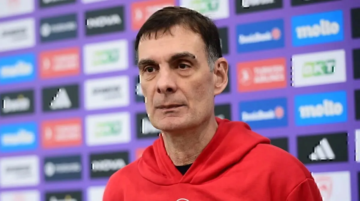 Ο Γιωργος Μπαρτζωκας μιλάει στους δημοσιογράφους κατά τη διάρκεια της media day του Ολυμπιακού