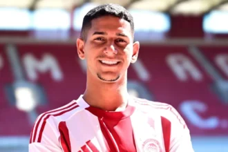 Ο Γκουστάβο Μάνσα παρακολουθεί τη μπάλα συγκεντρωμένος κατά τη διάρκεια ποδοσφαιρικού αγώνα