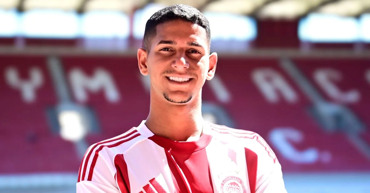 Ο Γκουστάβο Μάνσα παρακολουθεί τη μπάλα συγκεντρωμένος κατά τη διάρκεια ποδοσφαιρικού αγώνα