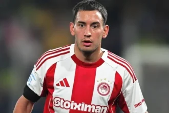 Ο Σαντιάγκο Έσε με τη φανέλα του Ολυμπιακού σε στιγμιότυπο αγώνα στο γήπεδο Καραϊσκάκη.