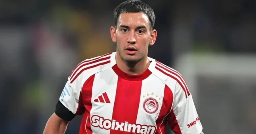 Ο Σαντιάγκο Έσε με τη φανέλα του Ολυμπιακού σε στιγμιότυπο αγώνα στο γήπεδο Καραϊσκάκη.