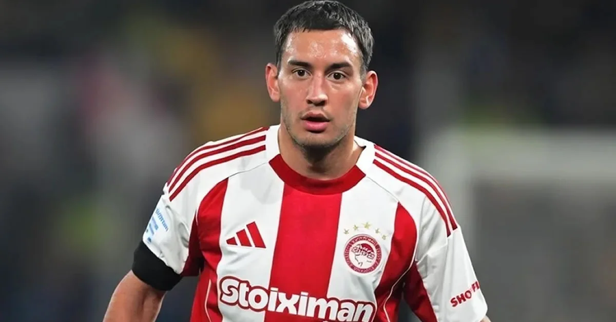 Ο Σαντιάγκο Έσε με τη φανέλα του Ολυμπιακού σε στιγμιότυπο αγώνα στο γήπεδο Καραϊσκάκη.