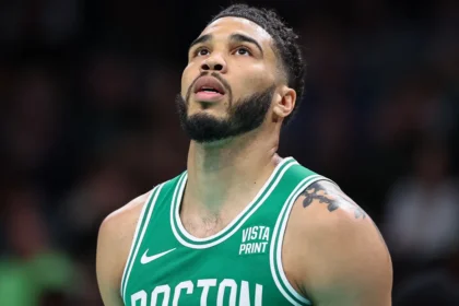 Ο Τζέισον Τέιτουμ των Μπόστον Σέλτικς στο παρκέ του γηπέδου