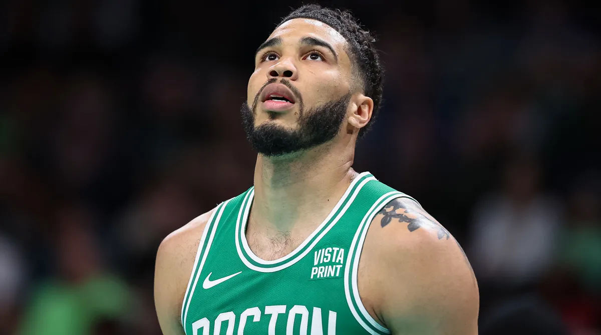 Ο Τζέισον Τέιτουμ των Μπόστον Σέλτικς στο παρκέ του γηπέδου