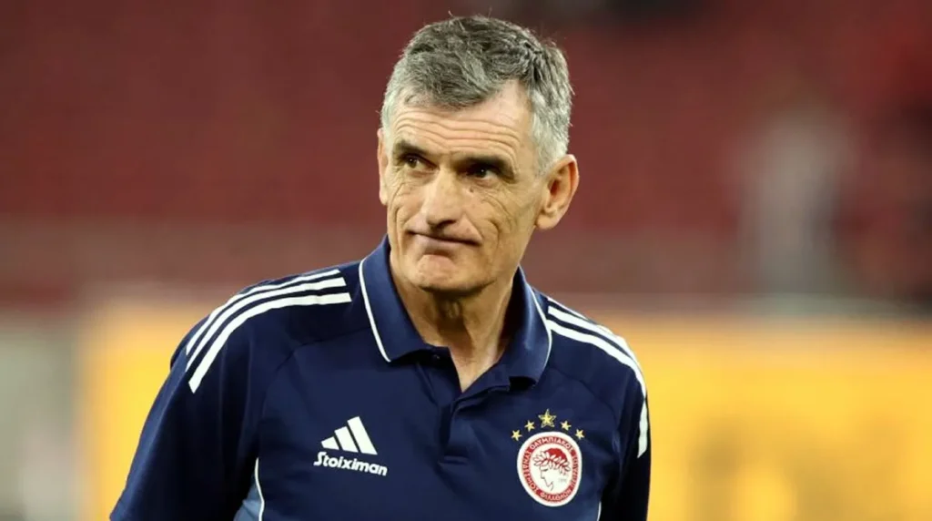 Ο προπονητής του Ολυμπιακού Χοσε Λουις Μεντιλιμπαρ στο γήπεδο, με σκεπτικό και αποφασιστικό βλέμμα.