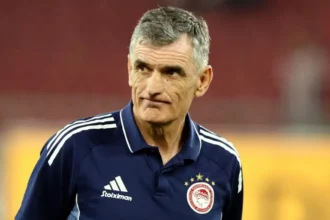 Ο προπονητής του Ολυμπιακού Χοσε Λουις Μεντιλιμπαρ στο γήπεδο, με σκεπτικό και αποφασιστικό βλέμμα.