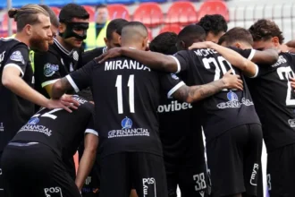 Οι ποδοσφαιριστές της Καλαμάτας πανηγυρίζουν τη νίκη και την ιστορική άνοδο στη Super League μέσα στη Νέα Σμύρν