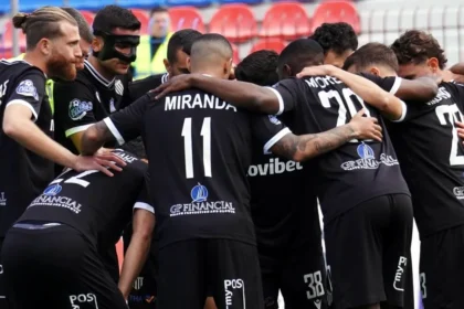 Οι ποδοσφαιριστές της Καλαμάτας πανηγυρίζουν τη νίκη και την ιστορική άνοδο στη Super League μέσα στη Νέα Σμύρν